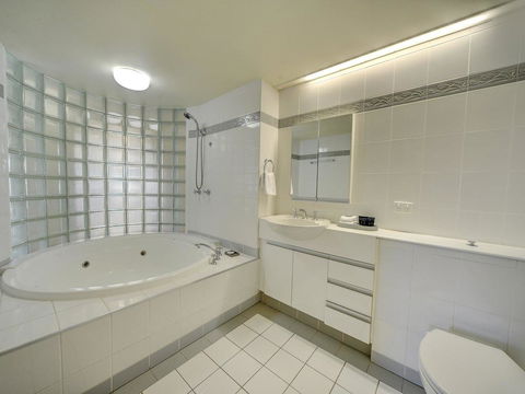 3br Broadbeach Lakefront Apartment - Accommodation Yamba 3