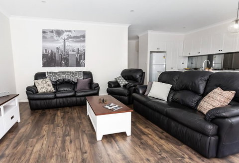 4 Bedroom Inner City Townhouse - SLEEPS 9 !! - Accommodation Yamba 0