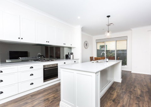 4 Bedroom Inner City Townhouse - SLEEPS 9 !! - Accommodation Yamba 1
