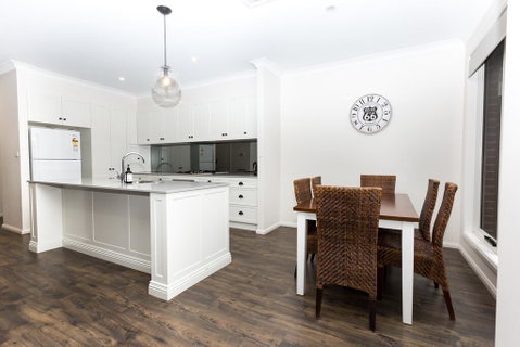 4 Bedroom Inner City Townhouse - SLEEPS 9 !! - Accommodation Yamba 3
