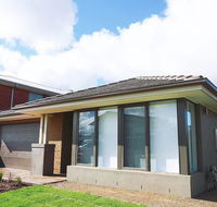 5Bed 2Bath Family House in Werribee - Accommodation Yamba
