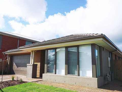 5Bed 2Bath Family House In Werribee - Accommodation Yamba 0