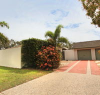 6 Petrie Ave Marcoola Pet Friendly Linen supplied - Accommodation Yamba