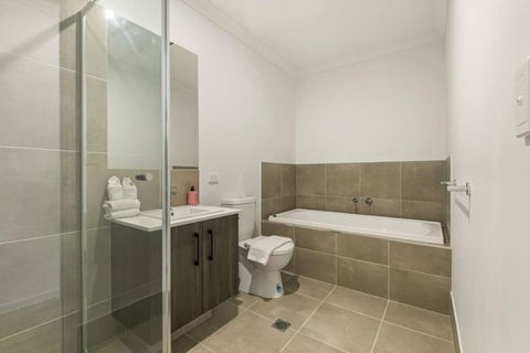 Dual Key 5BR Family Home With Stunning Interior - Accommodation Yamba 1