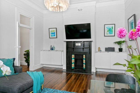 EDW19 - Stylish 2-Bed, 2-Bath Townhose In Drummoyne - Accommodation Yamba 2