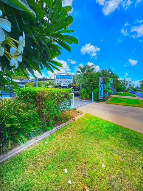 Emerald Motel Apartments - Accommodation Yamba 0