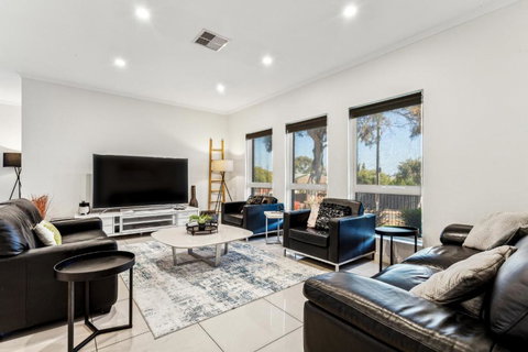 Enfield Executive - Accommodation Yamba 2