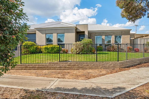 Enfield Executive - Accommodation Yamba 0