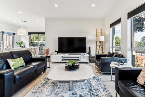 Enfield Executive - Accommodation Yamba 4