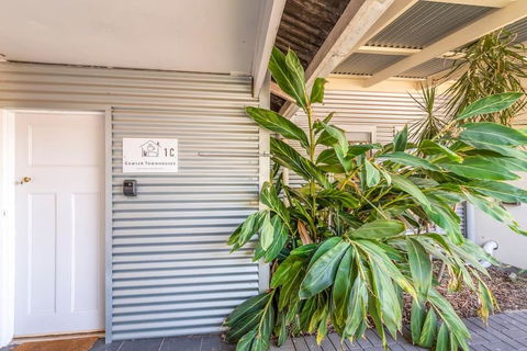 Gawler Townhouses 1C , 1 Queen Bed - Accommodation Yamba 3