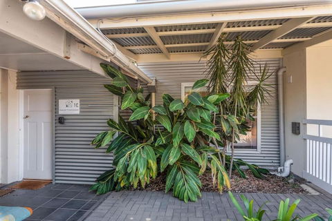 Gawler Townhouses 1C , 1 Queen Bed - Accommodation Yamba 2