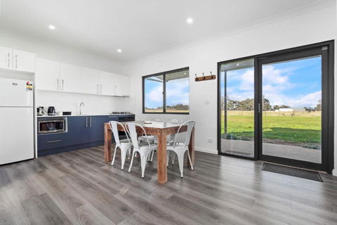 Glenowrie Cottage - 2 Queen Beds - Near Cadia - Accommodation Yamba 0