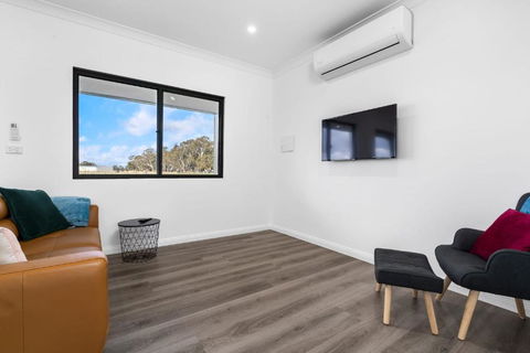 Glenowrie Cottage - 2 Queen Beds - Near Cadia - Accommodation Yamba 4