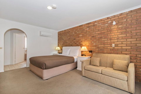 Golden Square Motor Inn - Accommodation Yamba 0