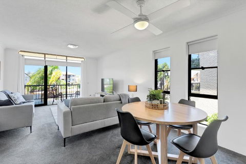 HACIENDA- CANAL VIEWS AND COMFORT - Accommodation Yamba 1