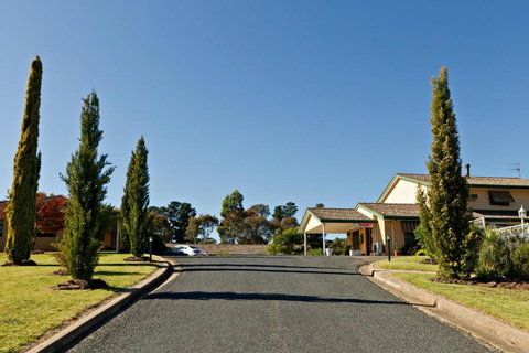 Hilltops Retreat Motor Inn - Accommodation Yamba 0