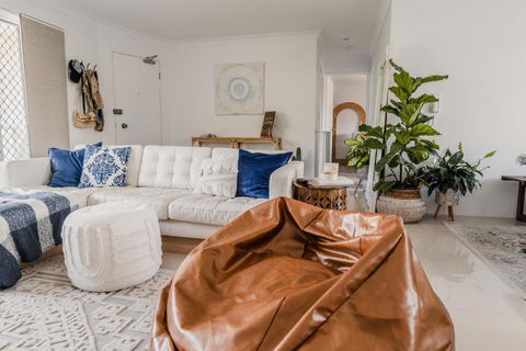 HEART OF BURLEIGH Holiday Villa - Perfect Location With Pools - Accommodation Yamba 2