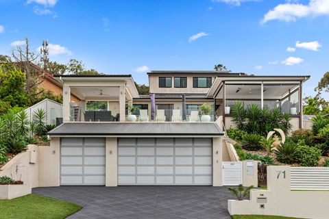 HEATed Pool, Lake & Beach, Luxury 5 B/R House - Accommodation Yamba 3