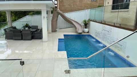 HEATed Pool, Lake & Beach, Luxury 5 B/R House - Accommodation Yamba 2