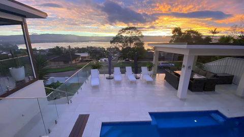 HEATed Pool, Lake & Beach, Luxury 5 B/R House - Accommodation Yamba 1