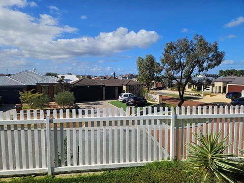 House In Ellenbrook - Accommodation Yamba 2