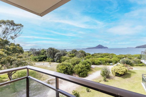 Intrepid 11 Absolute Beachfront Bliss - Accommodation Yamba 1