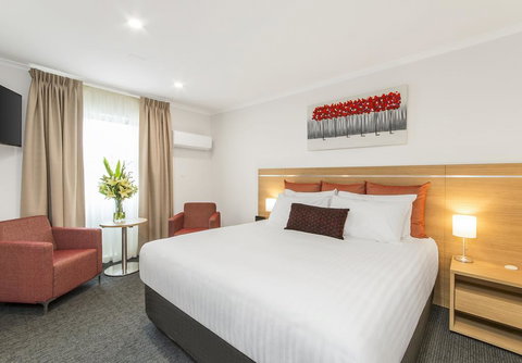 Adelaide Royal Coach - Accommodation Yamba 1