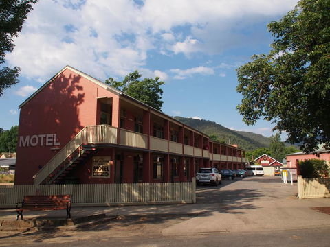 Alpine Hotel Bright - Accommodation Yamba 0