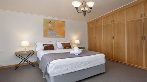 Alpine House - Views Over Lake Jindabyne And The Snowy Mountains - Accommodation Yamba 3