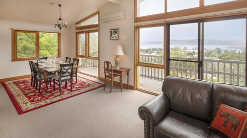 Alpine House - Views Over Lake Jindabyne And The Snowy Mountains - Accommodation Yamba 1