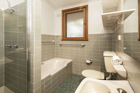 Alpine House - Views Over Lake Jindabyne And The Snowy Mountains - Accommodation Yamba 2