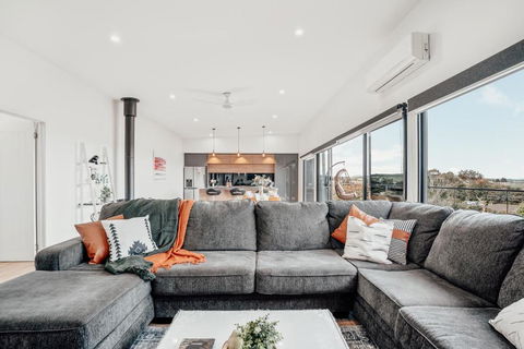 Luxurious Hobart Holiday Home With Stunning Bay Views - Affordable, Family-Friendly, And Stylish - Accommodation Yamba 0