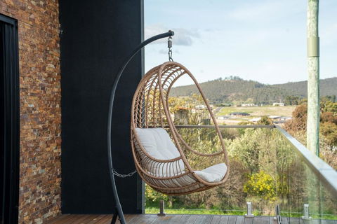 Luxurious Hobart Holiday Home With Stunning Bay Views - Affordable, Family-Friendly, And Stylish - Accommodation Yamba 1