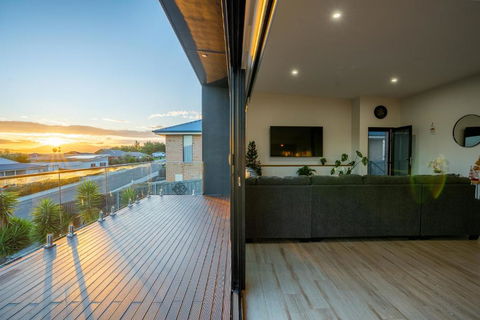 Luxurious Hobart Holiday Home With Stunning Bay Views - Affordable, Family-Friendly, And Stylish - Accommodation Yamba 3