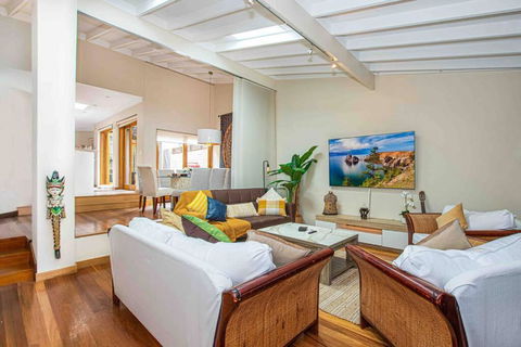 Luxury Retreat Home - 4bed House W/Parking - Mins From CBD - Accommodation Yamba 0