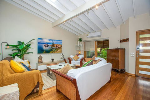 Luxury Retreat Home - 4bed House W/Parking - Mins From CBD - Accommodation Yamba 2