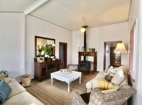 MAGNOLIA HOUSE ON THE CREEK - STANTHORPE - Accommodation Yamba 1