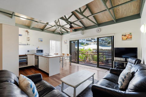 MAIN STAY - 100m To Patrolled Beach, Pool, Wifi, Close To Cafes - Accommodation Yamba 0