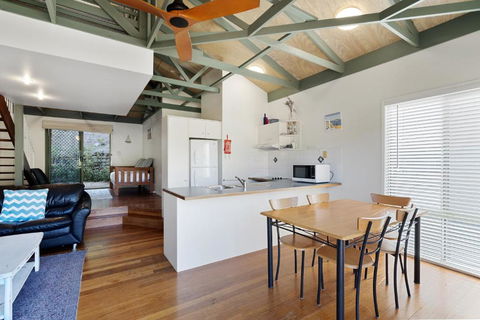 MAIN STAY - 100m To Patrolled Beach, Pool, Wifi, Close To Cafes - Accommodation Yamba 3