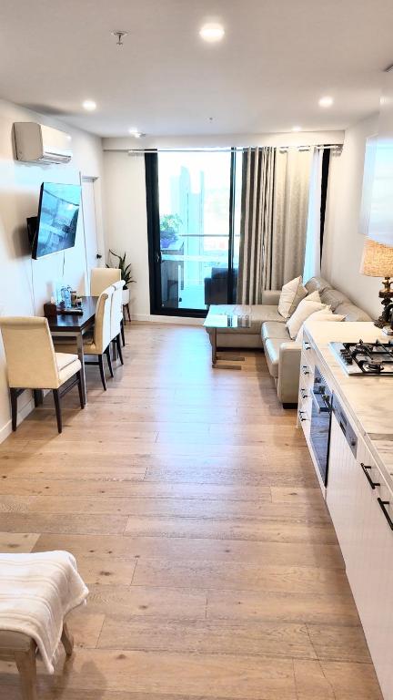 M-city Shopping Center Apartment - Executive Twin King Ensuites - Fully Equipped - Free Parking, Fast Wifi, Smart TV, Netflix, Complementary Drinks & Amenities - Clayton 3168 - Accommodation Yamba 3