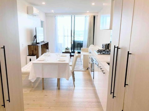 M-city Shopping Center Apartment - Executive Twin King Ensuites - Fully Equipped - Free Parking, Fast Wifi, Smart TV, Netflix, Complementary Drinks & Amenities - Clayton 3168 - Accommodation Yamba 0