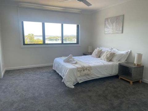 Mirrabooka Magic - Luxury By The Lake - Accommodation Yamba 2
