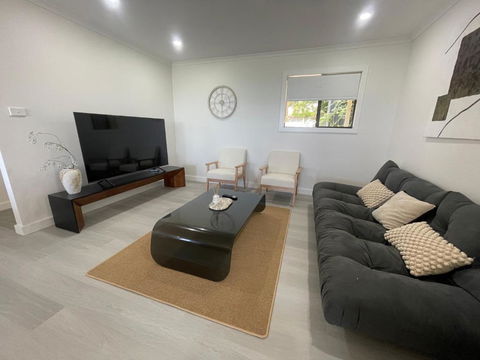 Mirrabooka Magic - Luxury By The Lake - Accommodation Yamba 3