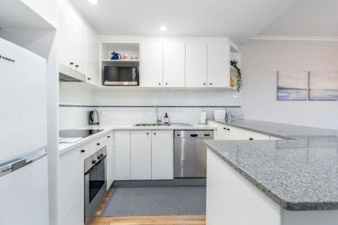 Modern And Homely 2BR Burke Crescent Apartment - Accommodation Yamba 3