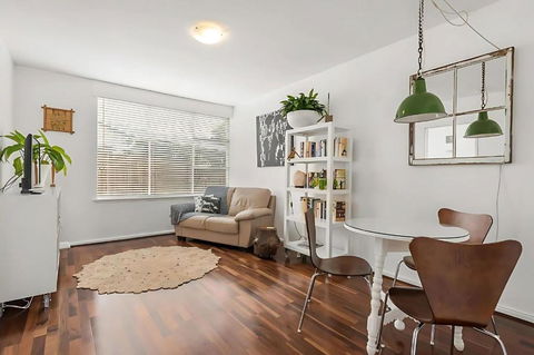 Modern City-Fringe Apartment In New Town - Accommodation Yamba 0