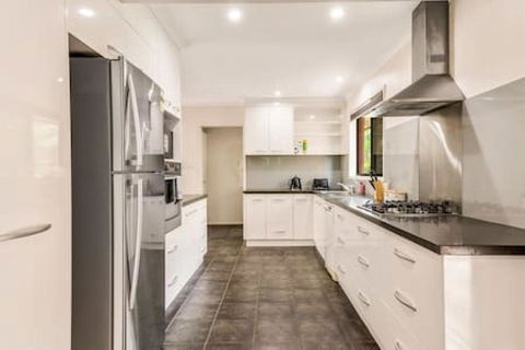 Modern Comfort Retreat 4Bed Cozy Haven W Pool - Accommodation Yamba 3