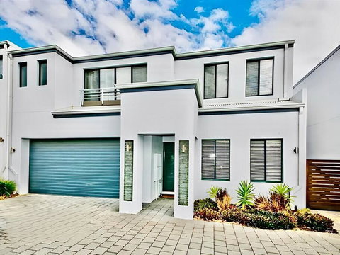Modern Double-Story Abode A Scarborough Delight - Accommodation Yamba 0