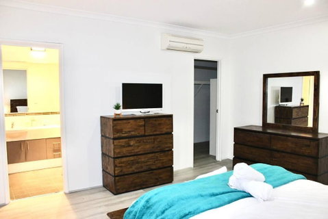 Modern Double-Story Abode A Scarborough Delight - Accommodation Yamba 2