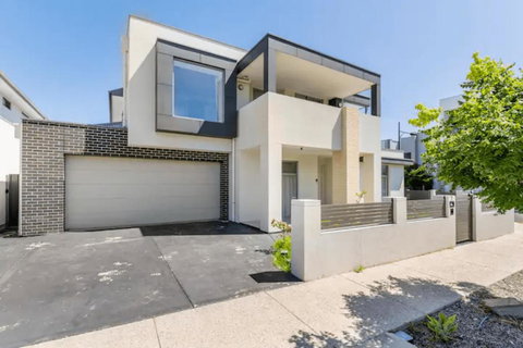 Modern Mansion In Lightsview By Host Solutions - Accommodation Yamba 1