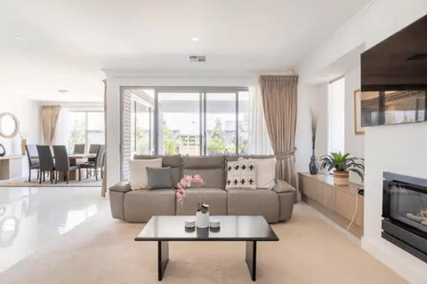 Modern Mansion In Lightsview By Host Solutions - Accommodation Yamba 2